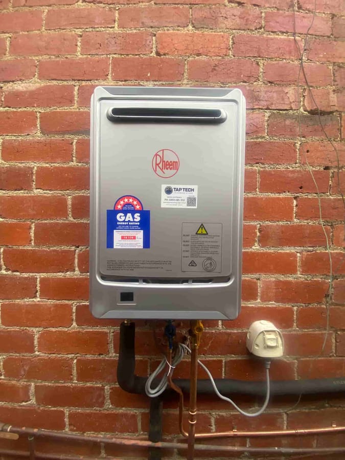 Wall mounted continuous flow instantaneous gas hot water unit